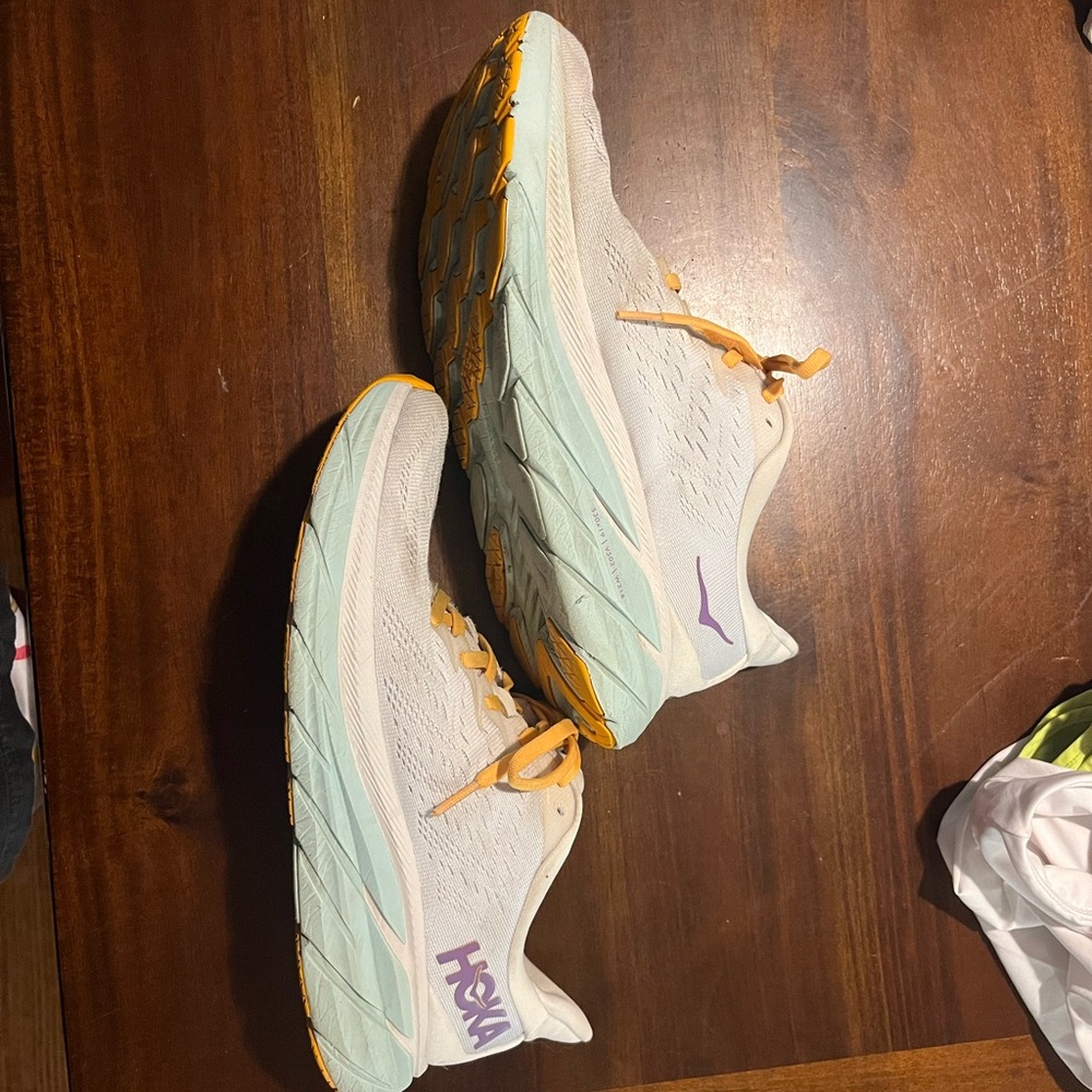 Hoka Clifton 9 tennis shoes